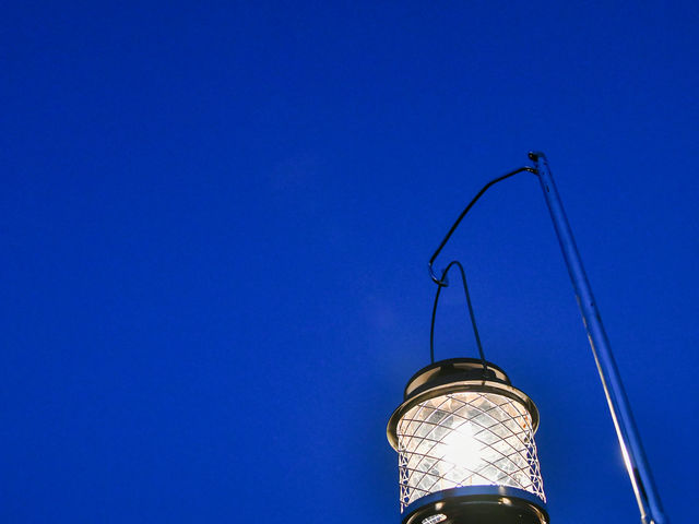 夜はランタンの灯りの下に焚き火の薪が弾ける音が響きます_ゆめパーク牧野