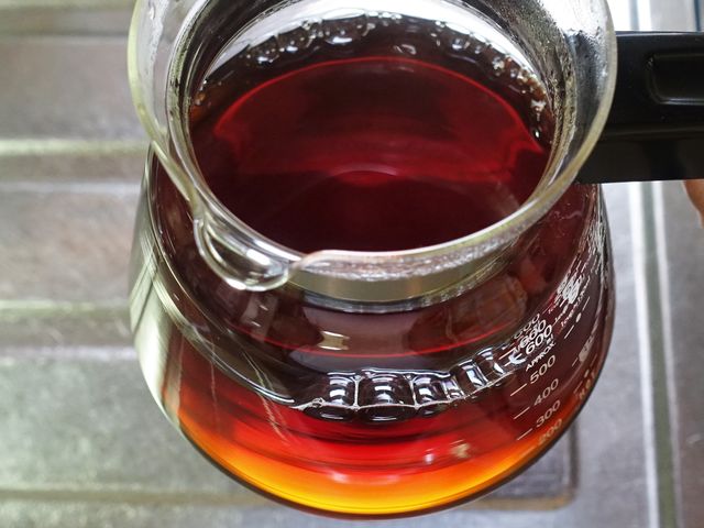 焙煎したてのものは、澄んだクリアなコーヒーに。美味しいですよ。_くーねる×まねぶ いりたてコーヒー焙煎体験講座 カカオ豆からチョコづくり講座