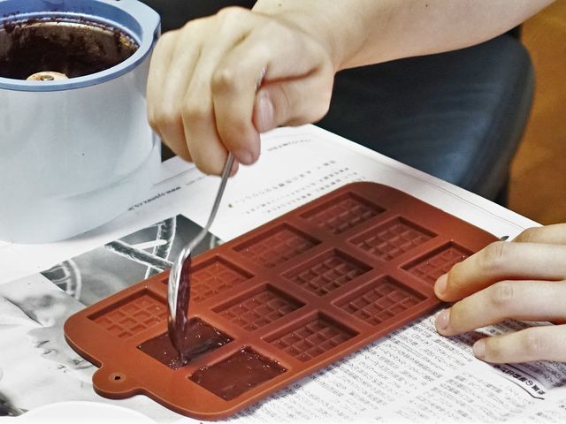 トロトロになったチョコを型に入れていきます。_くーねる×まねぶ いりたてコーヒー焙煎体験講座 カカオ豆からチョコづくり講座