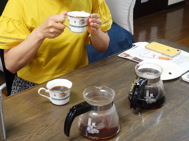 コーヒーもチョコも、最後は試飲・試食タイム。_くーねる×まねぶ いりたてコーヒー焙煎体験講座 カカオ豆からチョコづくり講座