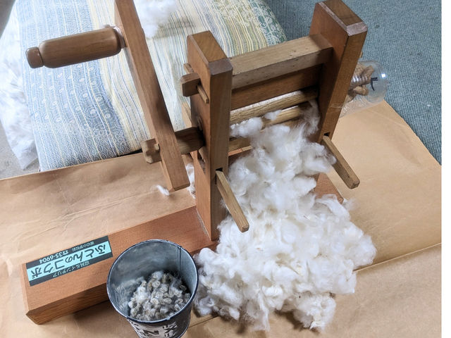 綿繰機を体験する。
綿の種と繊維を分ける作業です!_金メダルのふとん屋さん ふとんのコクボ
