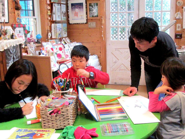 子どもたちはガシガシとどんどん表現する天才です。お父さんも満足です。_手づくり絵本館ピュアアイリス