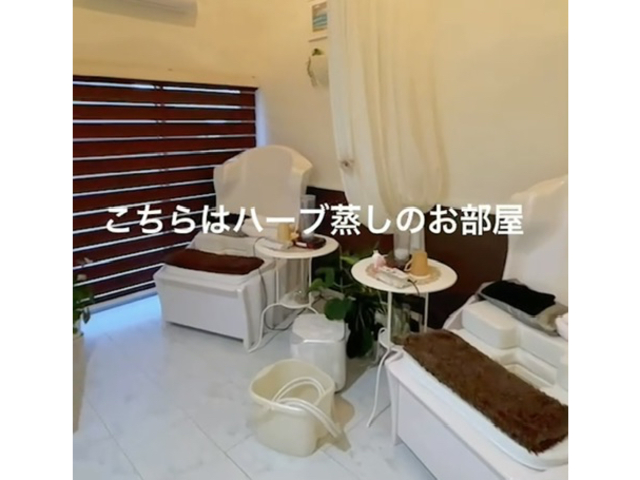 天井が高く広い空間で親子、カップル、お友達と2人でリラックスしながら一緒に「温活」できます。_relaxation MANA