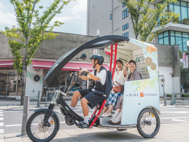 人力車のように後部座席に乗客2名様までご乗車いただけます。_ECYC