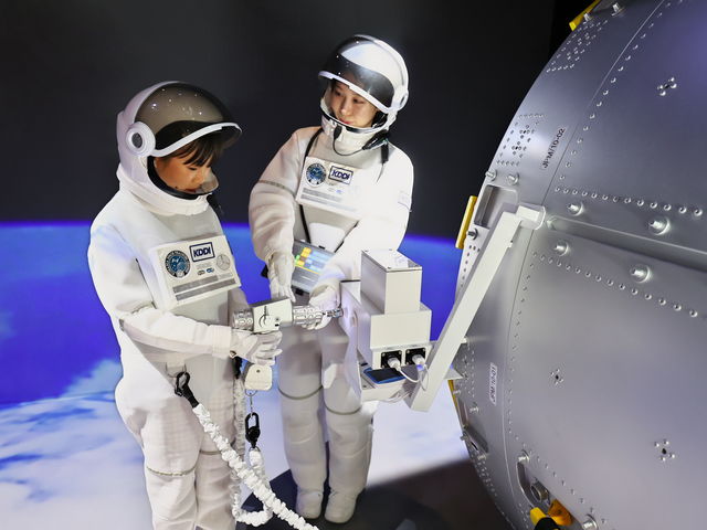 宇宙飛行士とフライトディレクタとして、宇宙ステーションでの船外活動トレーニングを行います!_キッザニア福岡