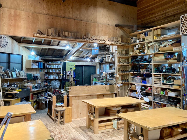 教室内。
こちらの作業台でお箸づくりをします。_木工教室 BASE-FURNITURE