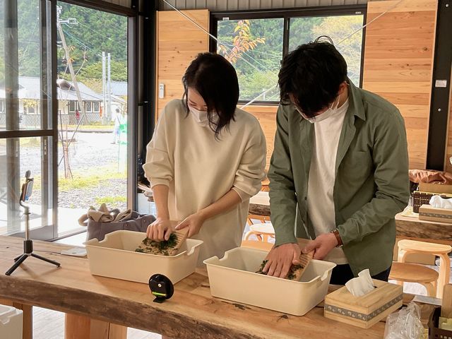 洗濯板を使って紅茶づくりをする様子_梅ヶ島くらぶ