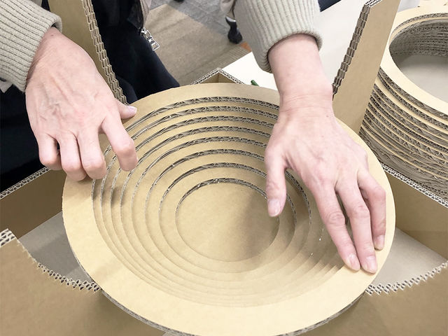 ダンボール工作体験は初めてでも大丈夫!スタッフがサポートしてくれます。_九州ダンボール株式会社