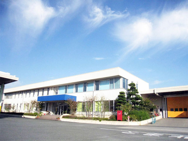 正面玄関を直進すると右手に見える建物が受付になります。_九州ダンボール株式会社