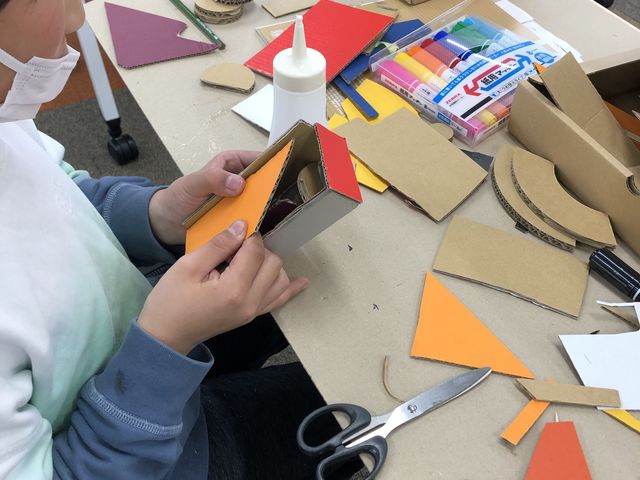 どんなアート作品が生まれるかな?? 夏休みの自由研究にぴったりなサステナブルも学べるコース☆もちろん、大人も体験OKです。_九州ダンボール株式会社