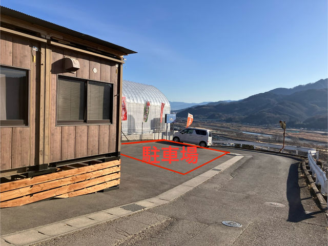 【駐車場】ハウスの前となります。満車の場合は隣の「JIT駐車場」にお止めください。_ジットファーム