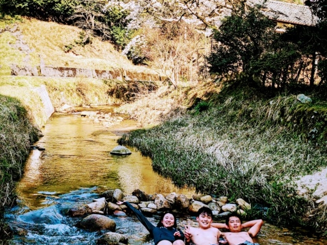 目の前の川が水風呂です。_蒸 -五箇サウナ-