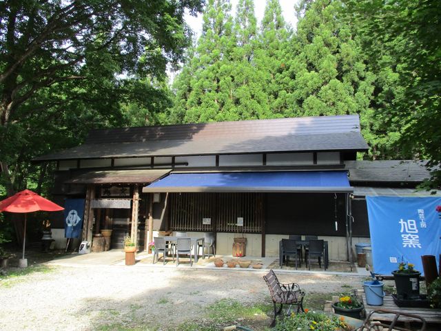 外観と駐車スペース_陶芸工房旭窯