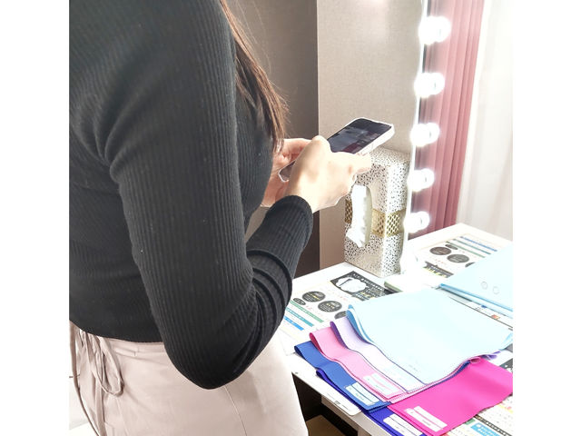 パーソナルカラー診断はメインシーズンから最も似合う色(ベストカラー)もお伝えいたしております。 お客様によるベストカラーを撮影風景_グラデーションスタイル札幌