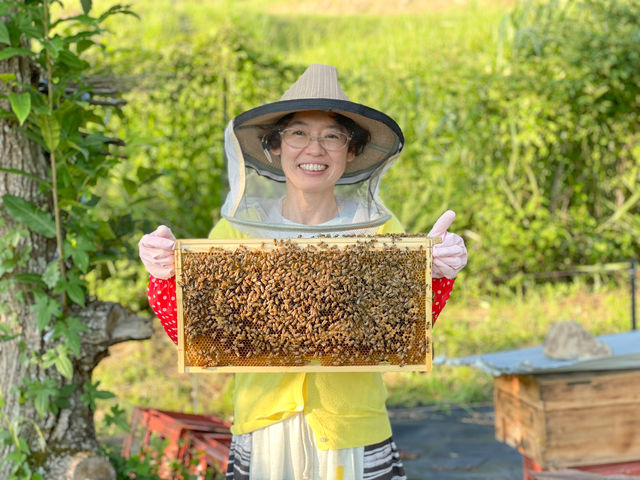 養蜂体験で撮影できるミツバチとの写真_berich養蜂場 丹波篠山