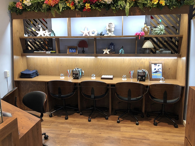 店舗併設のワークショップスペースで本格的なジュエリー製作体験をお楽しみください。_Local Brand 横浜ワールドポーターズ店