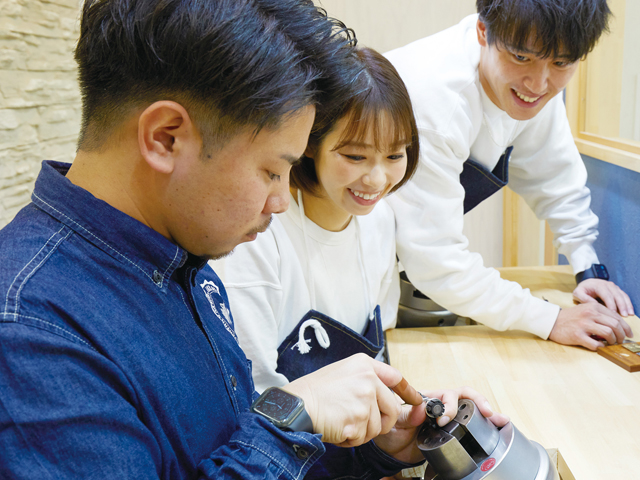 職人からレクチャーを受けてから本番に入ります。_LocalBrand フラッグシップ鎌倉