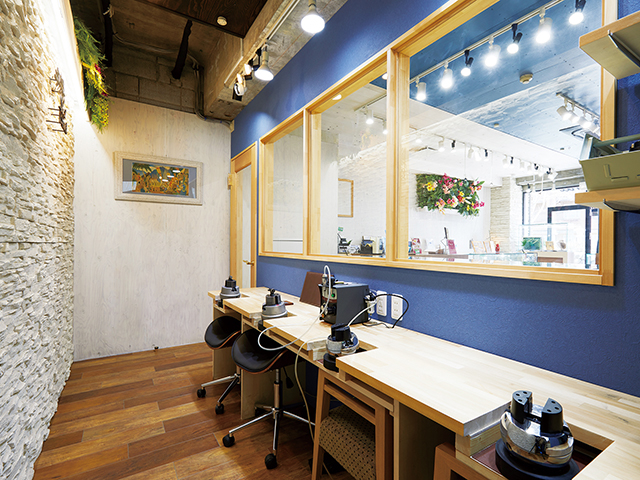 店舗併設のワークショップスペースで本格的なジュエリー製作体験をお楽しみください。_LocalBrand フラッグシップ鎌倉
