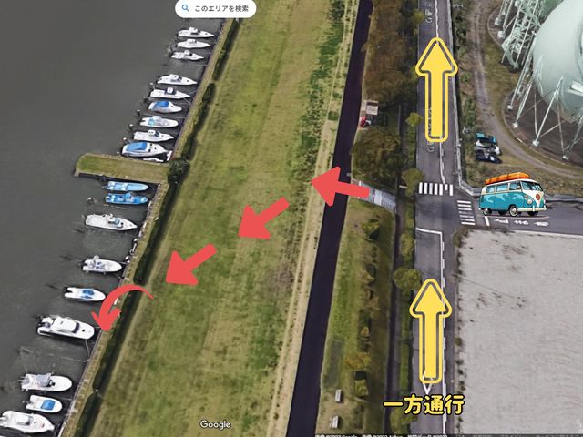 階段の上に代車があるので荷物を積んでください。_船上イベント船CarlーVinson