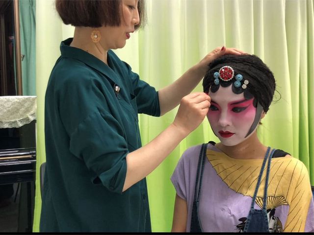 本物の京劇俳優が、メイクを施します。_横浜中華芸術学校