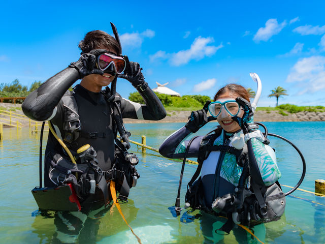 初めてのダイビングライセンスコースは足の着く浅場で練習から。あなたのペースに合わせて進めますので安心です。_パパラギダイビングスクール那覇店