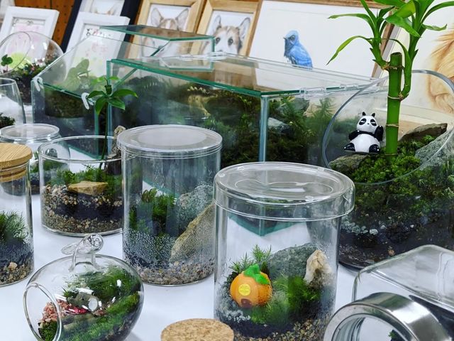 高砂市文化会館展示会の様子です。色んな容器を使って制作しています。_アトリエWindwing