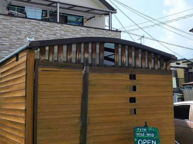 アトリエ兼自宅の外観です。ガレージの右横に駐車場一台分があります。
玄関横にアトリエ入口があります。_アトリエWindwing