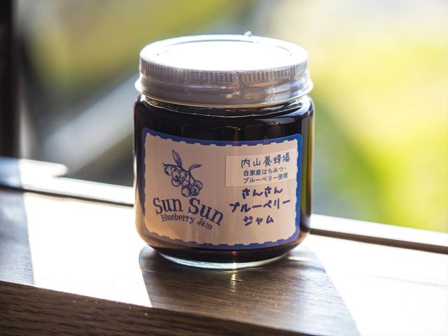 自家産ブルーベリーと、自家産はちみつだけを使用した「手作りブルーベリージャム」。ブルーベリー狩りとのセットプラン、または単品での購入も可能です。(税込700円)_内山養蜂場ブルーベリー園