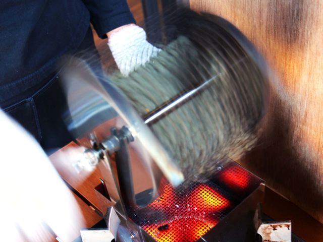 焙煎の作業は、簡単です。しかし、美味しい珈琲豆を焙煎するには、コツが必要となります。しいの木の焙煎体験・教室では、珈琲豆を美味しく焙煎するコツをお教えします。_珈琲工房しいの木