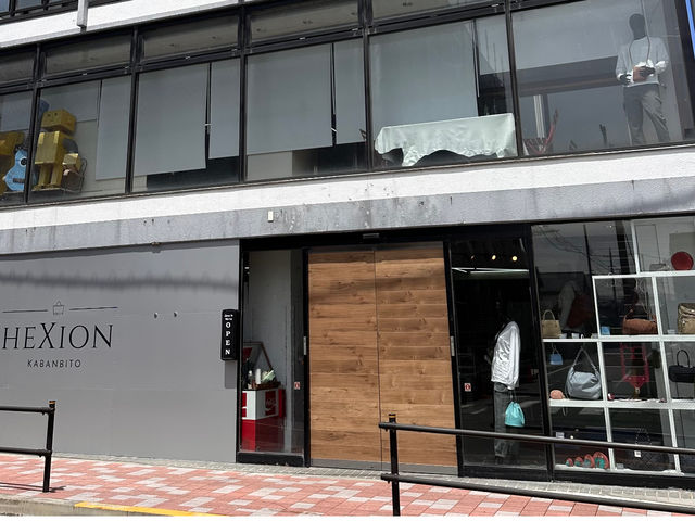 お店の外観です。新宿から約40分、西武新宿線の東大和市駅から約8分のところで営業してます^_^_heXion