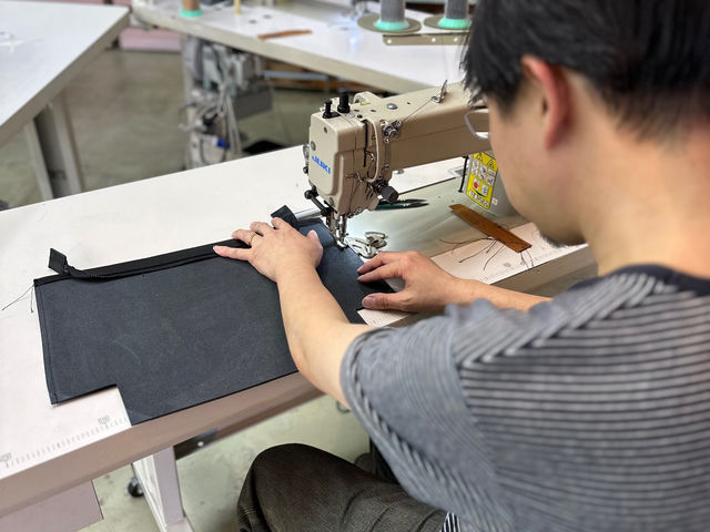 ご夫妻で仲良くレザーバッグの製作^_^
男性のほとんどは小学生ぶりのミシンにハラハラドキドキ^_^_heXion