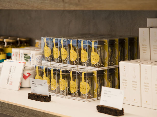 ショップ併設で伊豆のお土産も用意しています。_釜鶴