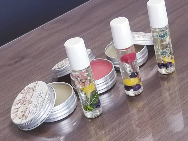 シアバター&ホホバオイルで作るアロマハンドクリームと、ハーブのお花たちが可愛いアロマロールオンです♪_Healingroomみかづき
