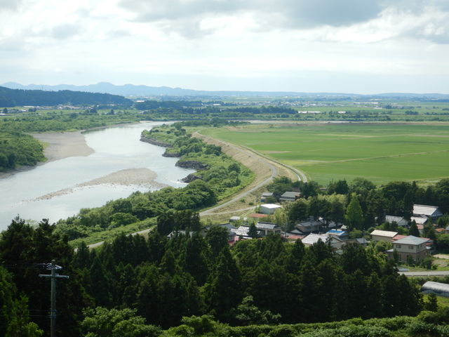 工房周辺の風景です。大きな川は山形県の母なる最上川です。
ここから庄内平野となります。_工房あららぎ