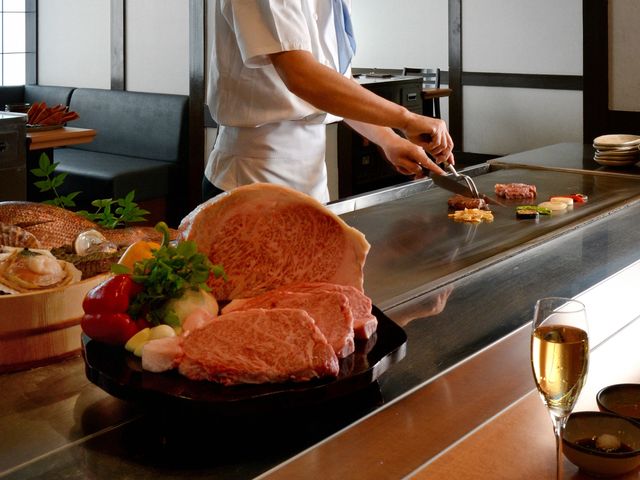 シェフの華麗なナイフ捌きとともに、鉄板焼きステーキをお楽しみください※イメージ_グランドホテル浜松 民芸割烹いなんば