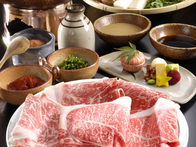 いなんば秘伝のゴマダレで名物「しゃぶしゃぶ」をお召し上がりください。※イメージ_グランドホテル浜松 民芸割烹いなんば