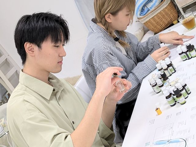 カップルで思い出の香りを作成中_Antyusa
