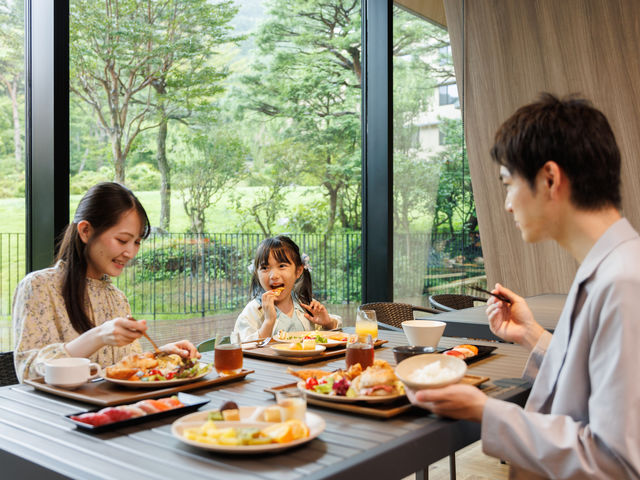 ホテル自慢の開放的な庭園を望めるお席で、シェフ自慢のお料理をお楽しみください。_箱根ホテル小涌園 フォンテンブロー