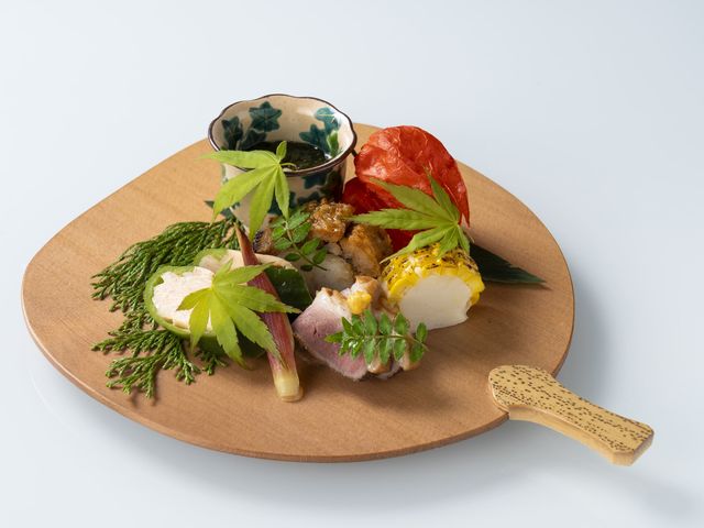 日本料理「泉水」では、鮪節で丁寧に出汁を取り、丹精込めて1品1品仕上げられたお料理は全国各地から取り寄せた器でご提供します。_ヒルトン広島