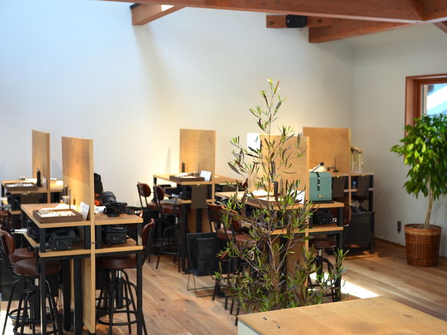 明るい陽が差し込む、自然に囲まれた店内_glanta karuizawa