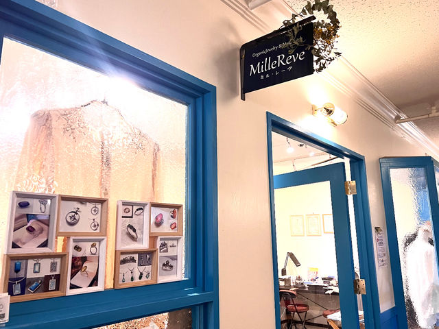 パークタウン2Fの神戸湊川Otonariエリア。青い扉とミモザに彩られたMilleReveの看板が目印です。_MilleReve