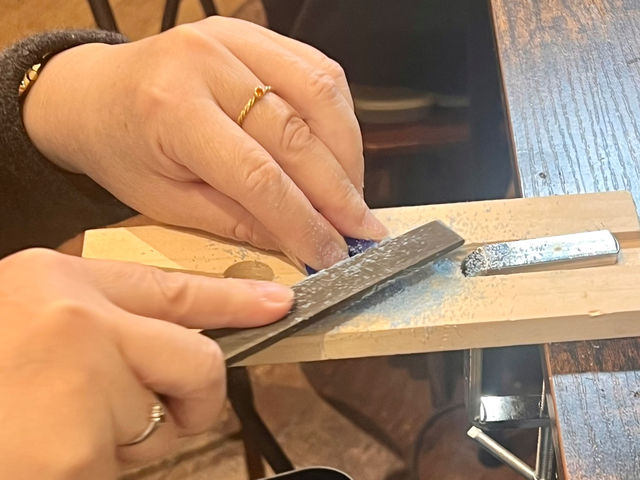 糸鋸で切断したWAXをヤスリで削っていきます_MilleReve