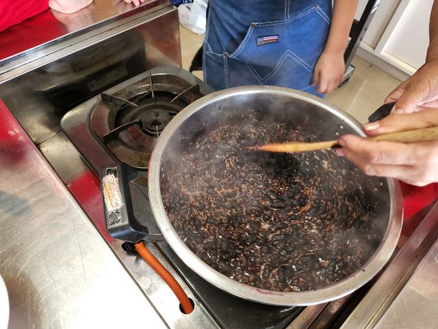 じっくり火を入れます_子どもワクワク食堂
