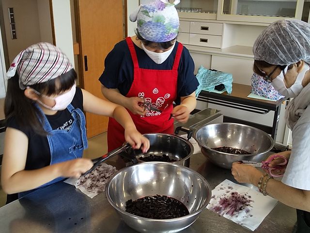 桑の実(ドドメ)の軸を切ります。_子どもワクワク食堂