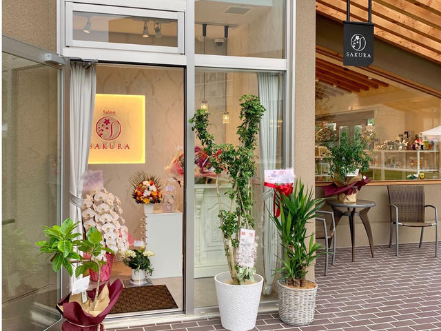 当店の入口です♪
ドッグサロン ドルチェ と同じ建物にございます。
お車はSUNNYの入口にある駐車場をご利用くださいませ。_salon SAKURA