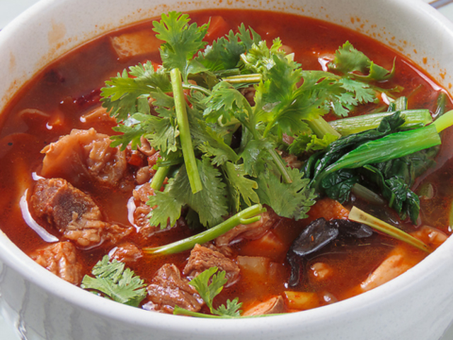 【個室あり ネオン系中華×居酒屋】 ラッキー酒場 刀削麺 高田馬場店の写真1