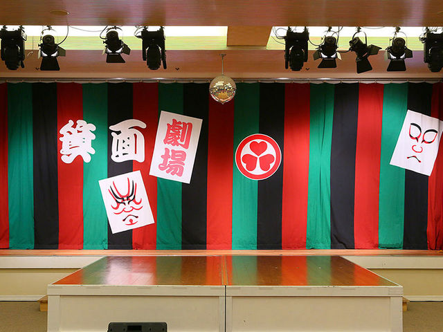 箕面劇場 大衆演劇 腹の底から笑える。胸の奥に響く。心のひだがじんと震える。 そんな見逃せないエンターテインメントステージを多数ご用意しています。_大江戸温泉物語 箕面温泉スパガーデン