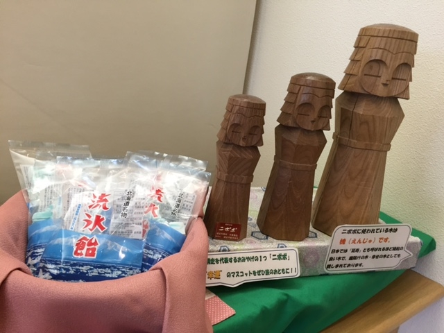 網走を代表する土産物「流氷飴」と網走刑務所で作られている「ニポポ」も販売されています。_一般社団法人 網走市観光協会