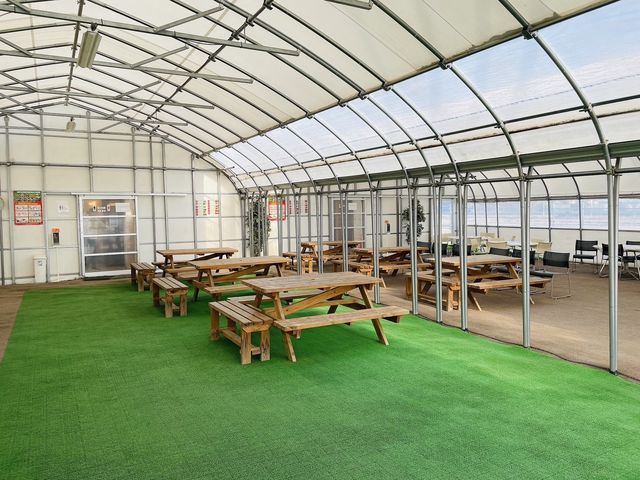 広々とした待合スペースでいちご狩り後もゆったりできます♪_小山ファーム