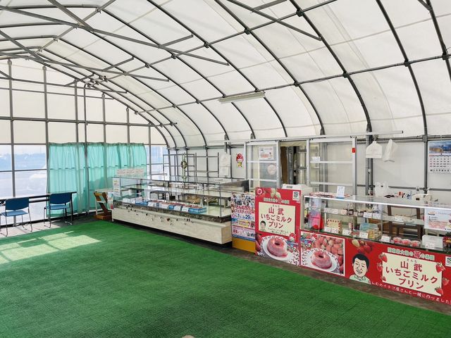 大きいショーケースと清潔なトイレが売りの売店です!_小山ファーム